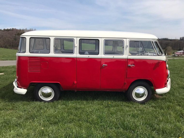 Seitenansicht des VW T1 Bulli Baujahr 1966 in rot-weiß