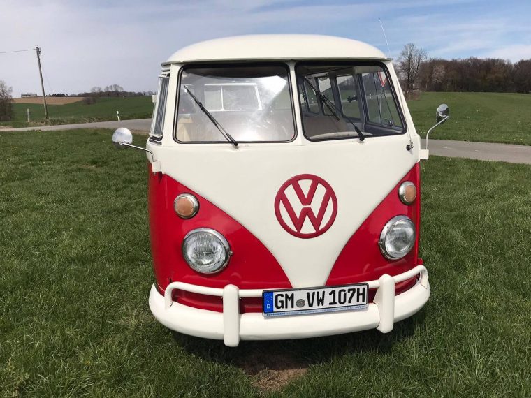Frontansicht des Bulli Baujahr 1966 auf freiem Feld
