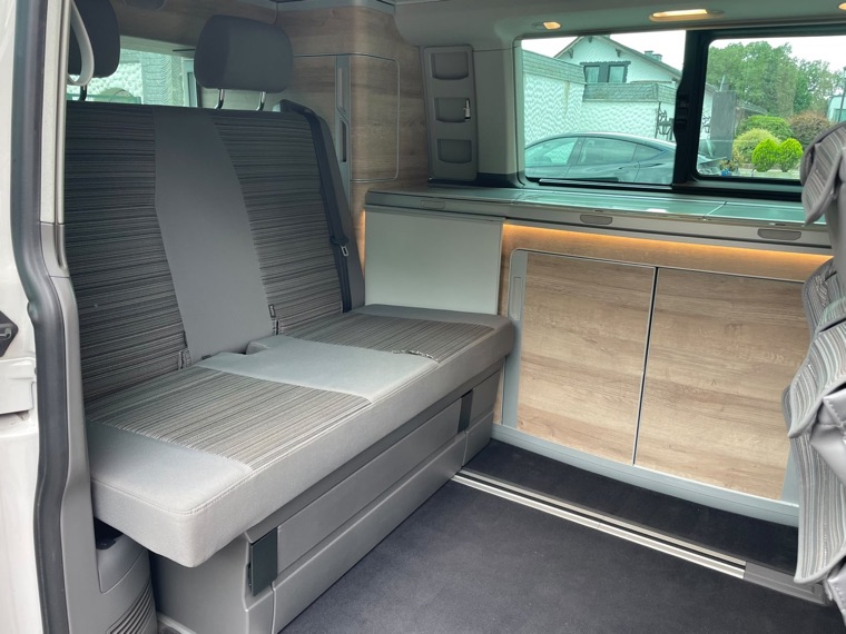 Die Sitzbank im VW California Coast, zur unteren Liegefläche umgebaut