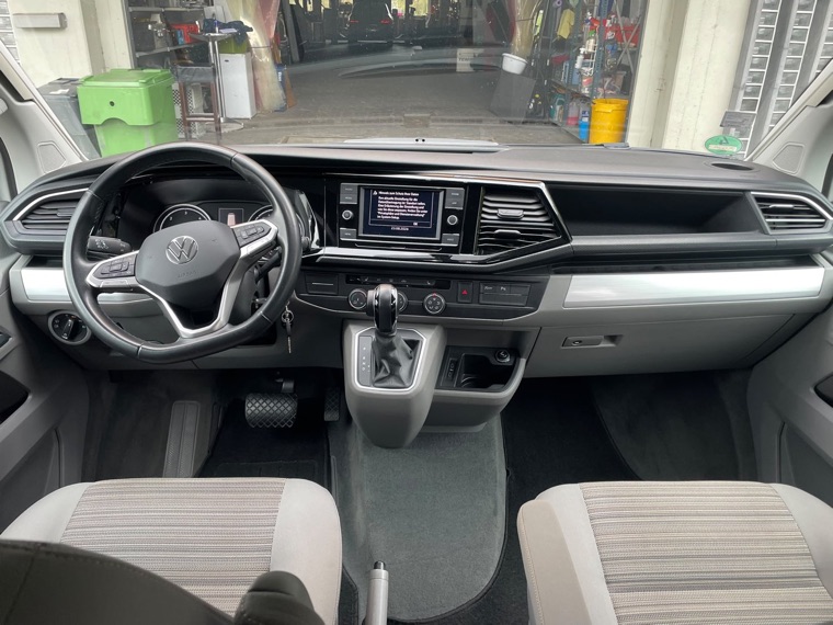 Cockpit des VW California Coast mit Automatikgetriebe und Multifunktionslenkrad
