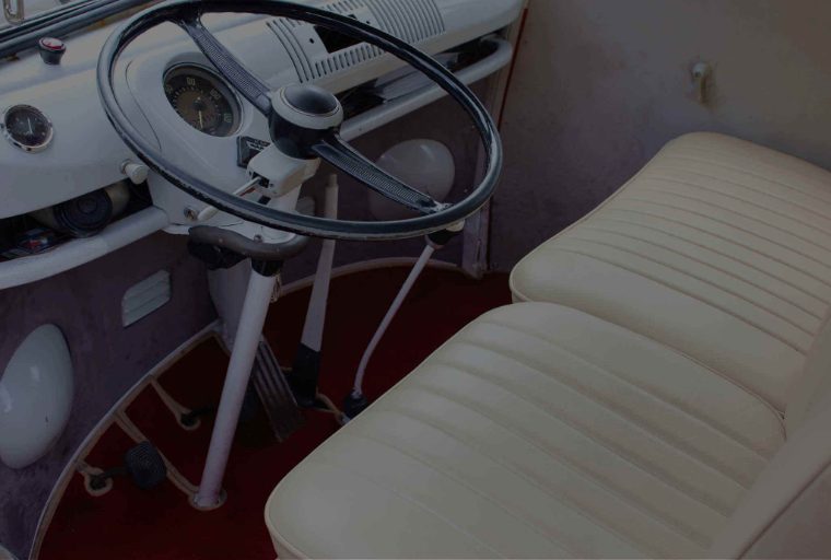 Armaturenbrett mit Tachometer und Lenkrad im original restaurierten VW T1