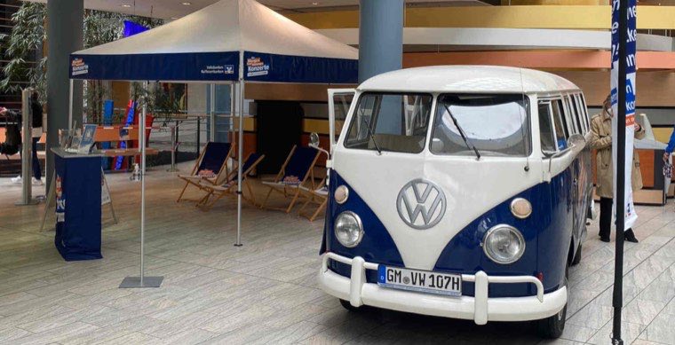 VW T1 Bulli als mobiler Verkaufsstand bei einem Promotioneinsatz