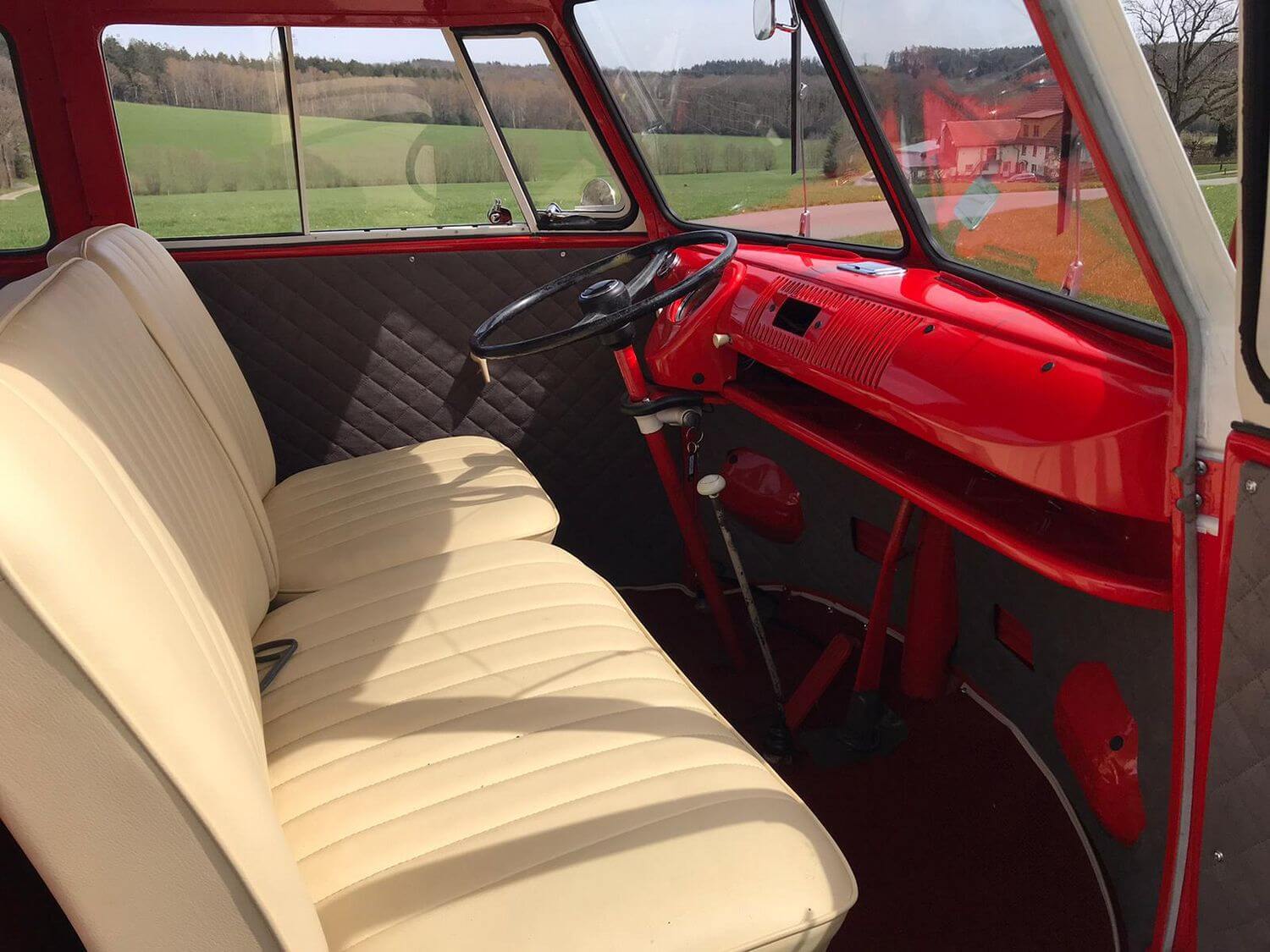Blick auf Lenkrad und Armaturenbrett im VW T1 Bulli Baujahr 1964