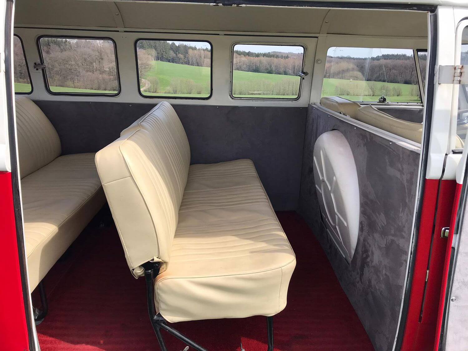 Innenraum eines VW T1 Bulli mit Blick durch die umlaufende Reihe der Seitenfenster