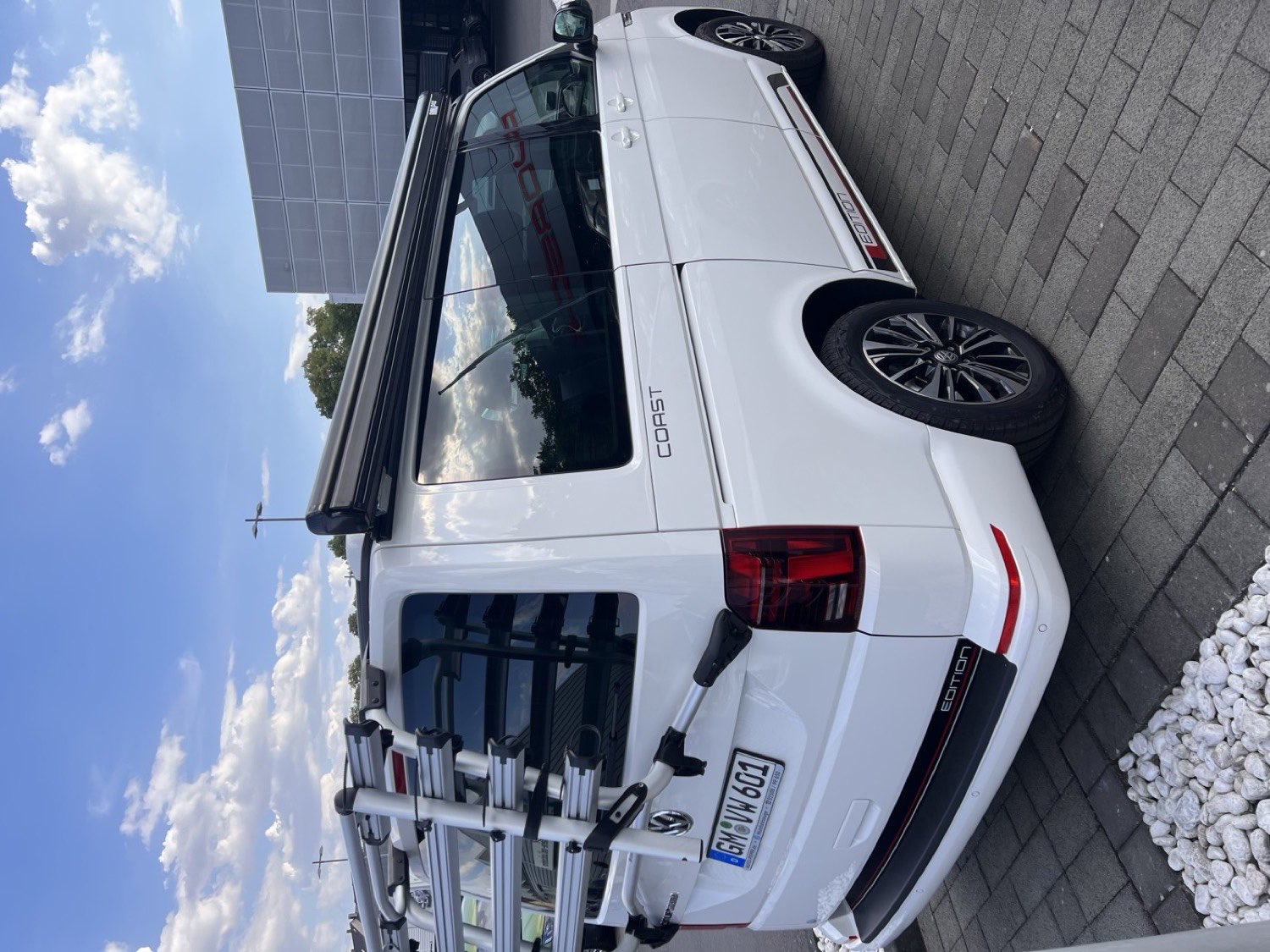 Heckansicht des VW California Coast T6.1 mit Fahrradtr&auml;ger