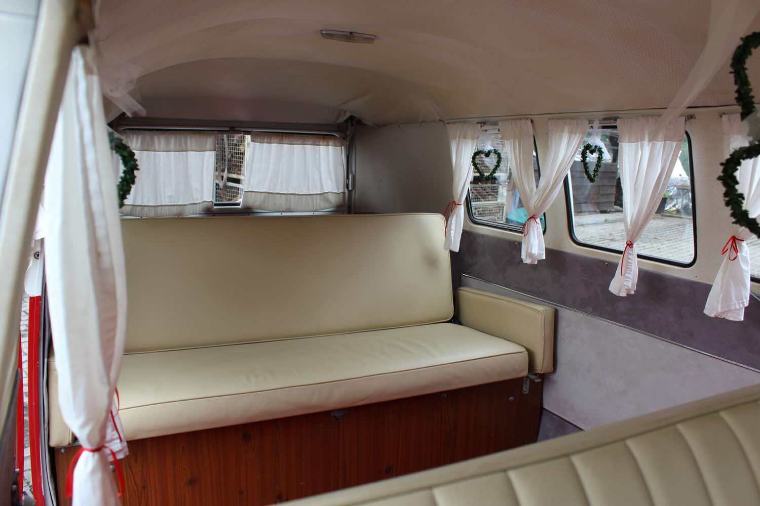 Innenraum des VW T1 Bulli mit originaler Federkernsitzbank und Fensterreihe