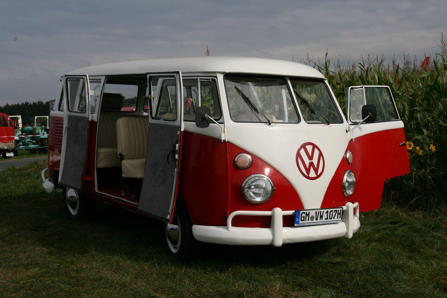 VW T1 Bulli mit geöffneten Türen auf einem Feldweg