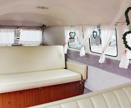 Geschmücktes Hochzeitsfahrzeug unser Oldtimer VW Bulli T1 von innen