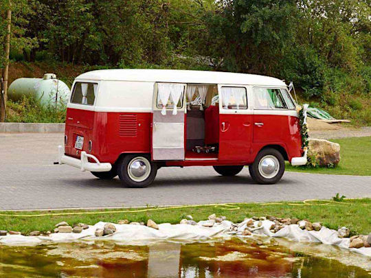 Rot-weisser Oldtimer VW Bulli im Park bereit zum Sektempfang & Onboard-Catering