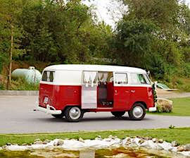 Rot-weisser Oldtimer VW Bulli im Park bereit zum Sektempfang & Onboard-Catering