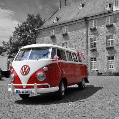 Dekorierter vermieteter VW T1 Bulli Oldtimer rot-weiss lackiert