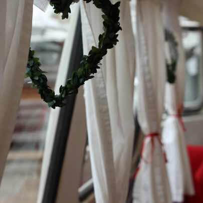 Detailaufnahme der Inneraum Dekoration mit Vorhängen eines VW Bulli Hochzeitsauto