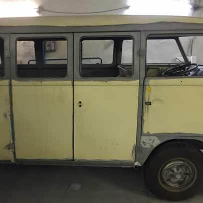 Volkswagen Oldtimer Bulli von der Seite mit Flügeltüren