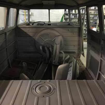 Ein Bulli bj. 1973 von innen komplett ausgeráumt und neu grundiert