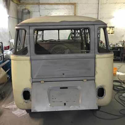 Bulli 1973 von hinten unlackiert und ohne Fenster