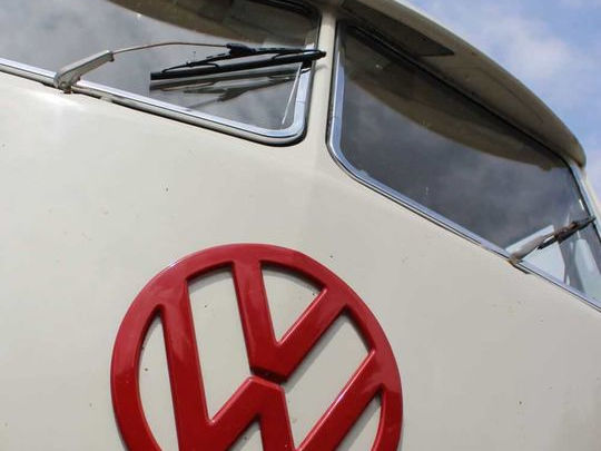 Frontansicht eines weiss-roten VW Bulli T1 baujahr 1966 frisch renoviert zum mieten