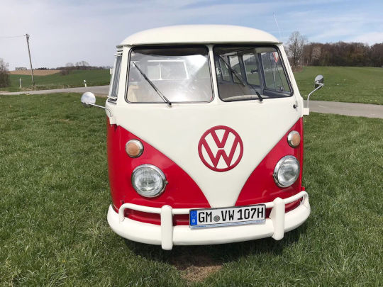 Foto der Front eines restaurierten Oldtimer VW Bulli T1 gebaut in Brasilien in rot-weiss lackiert
