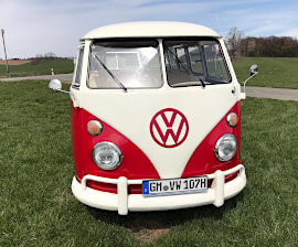 Foto der Front eines restaurierten Oldtimer VW Bulli T1 gebaut in Brasilien in rot-weiss lackiert