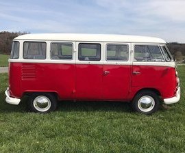 Foto von der Seitenansicht eines restaurierten VW Bulli T1 Baujahr 1973