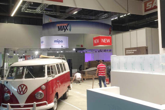 Foto vom VW T1 Bus auf einer Messe bei den Vorbereitungen