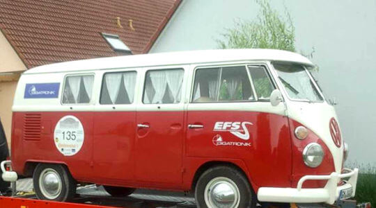 Foto vom Alten VW Bulli der als Shuttle Service gemietet ist mit Aufkleber: EFS Elektronische fahrsysteme