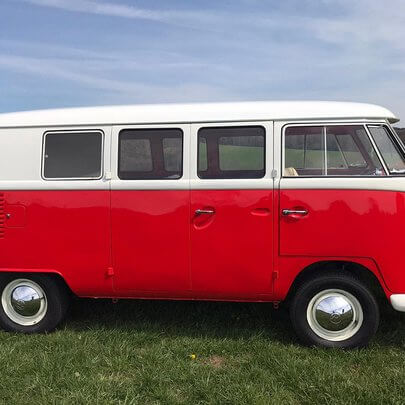 Renovierter VW Bulli von 1964 rot-weiss lackiert von der Seite