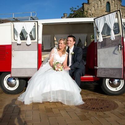 Renovierer VW Bulli, dekoriert als Hochzeitsauto bei der foto Session mit dem Brautpaar