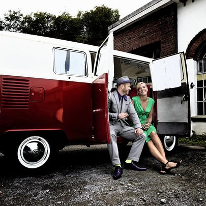 VW Bulli mit Flügeltüren von 1966 bei einem Foto-Shooting mit Models