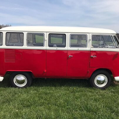 Frisch renovierter VW Bulli von der Seite mit Flügeltüren