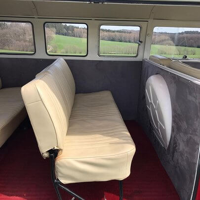 Oldtimer Volkswagen mit originalen Sitzbänken und rot-weiss lackiert