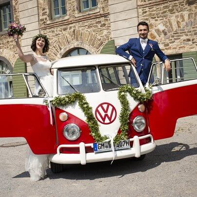 Foto Oldtimer VW Bulli mit Hochzeit dekoriert zum Fotoshooting