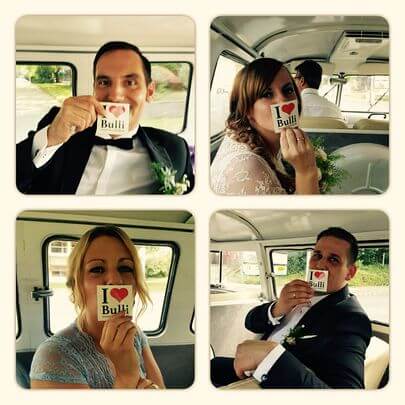 Collage von 4 Hochzeitsgästen die den Aufkleber mit "I Love Bulli" hochhalten.