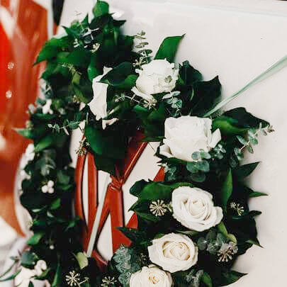 Blumenherz für die Hochzeit auf der Front eines VW Bulli T1 als Dekoration