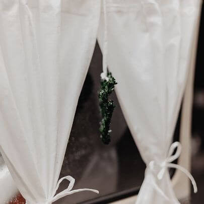 Für die Hochzeit dekorierter Oldtimer Bulli vor dem Schlosseingang wartend