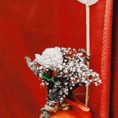 Brautpaar küsst sich auf dr vorderen Sitzbank im Hochzeits-Bulli auf der Landstrasse