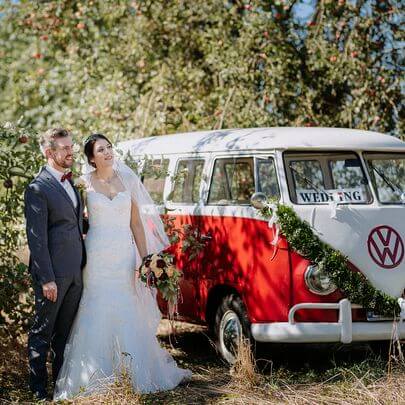 Foto-Session in der natur mit Brautpaar und hochzeits-dekoriertem VW Bulli Hochzeit dekorierter VW Bulli T1 in rot-weiss