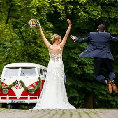 glückliches Hochzeitspaar beim Fotoshooting mit VW Bulli T1 baujahr 1966