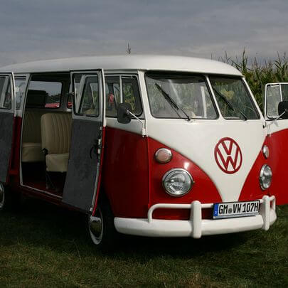 Bulli T1 Oldtimer auf der Wise mit offenen Seitentüren und schönen Safari-Fenstern