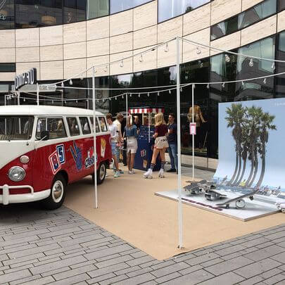 Ein renovierter VW Bulli T1 als Promotionfahrzeug hier bei einer Veranstaltung