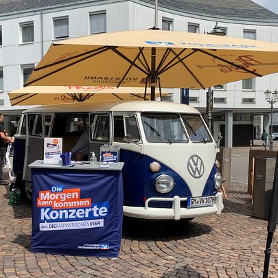 Oldtimer Bulli auf Promotiontour auf dem Markplatz