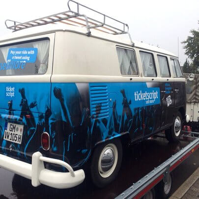 lackiertes Promotionfahrzeug Oldtimer Volkswagen Bulli T1 auf dem Anhänger fertig zum Transport