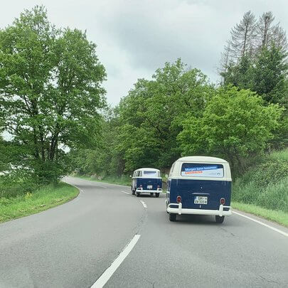 2 Oldtimer Bulli auf der Strasse zur Ihrer náchsten Promotionveranstaltung