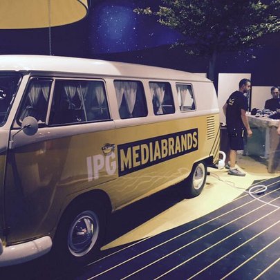 Umlackierter VW Bulli auf einer veranstaltung als Promotionfahrzeug