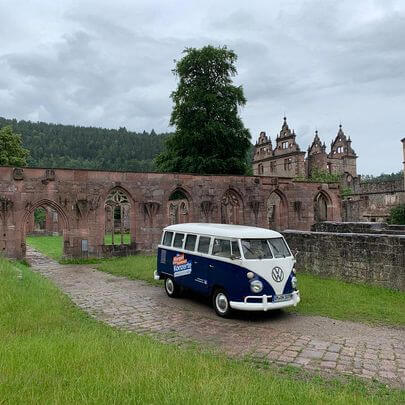 Beklebtes Promotionfahrzeug VW Bulli bei einer Foto-Session in einer alten Ruine